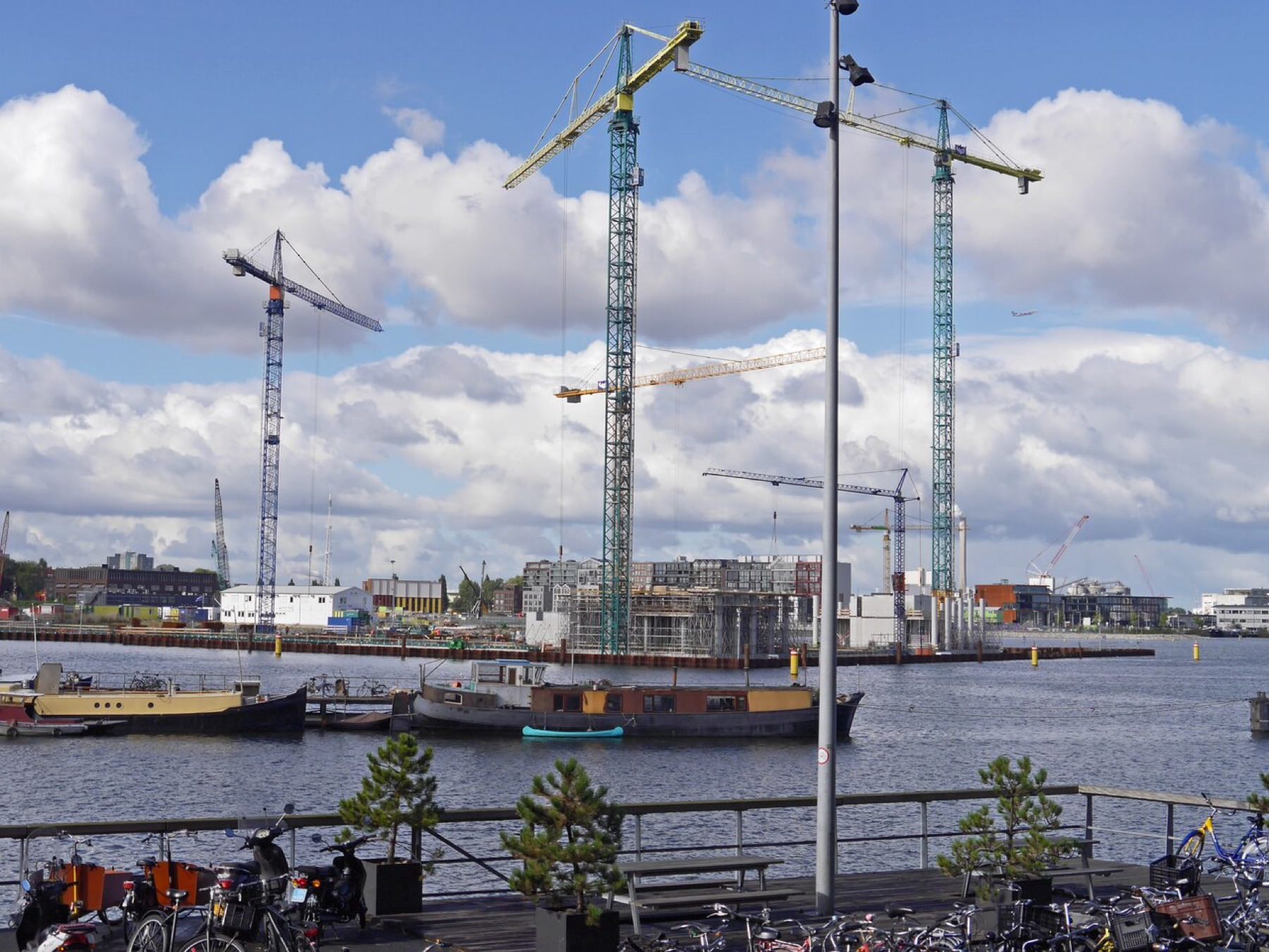 Baustelle mit Kränen